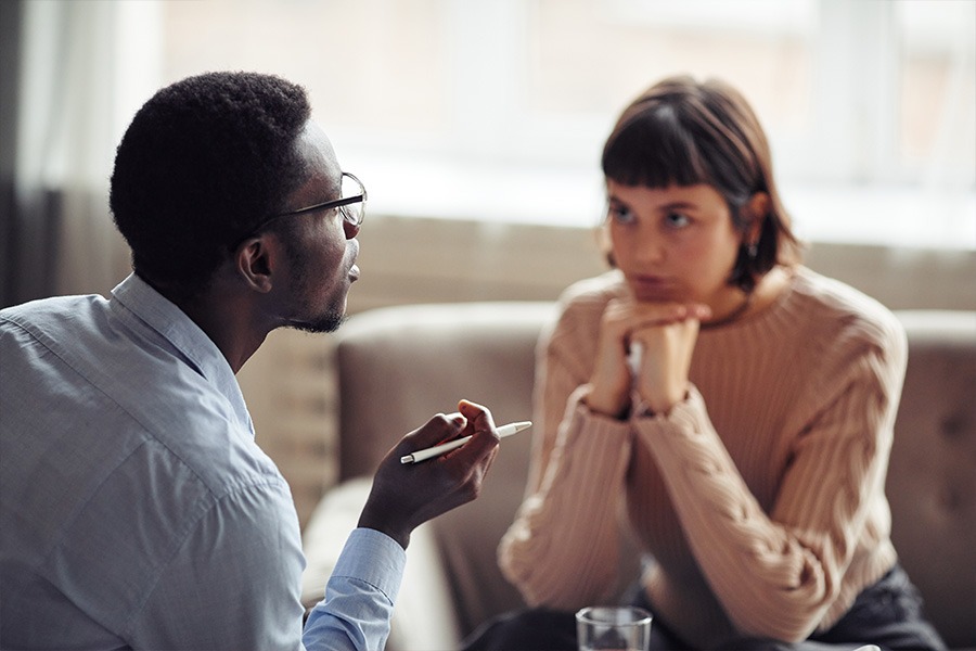 therapy-for-alcohol-addiction therapist and their patient discussing alcoholism
